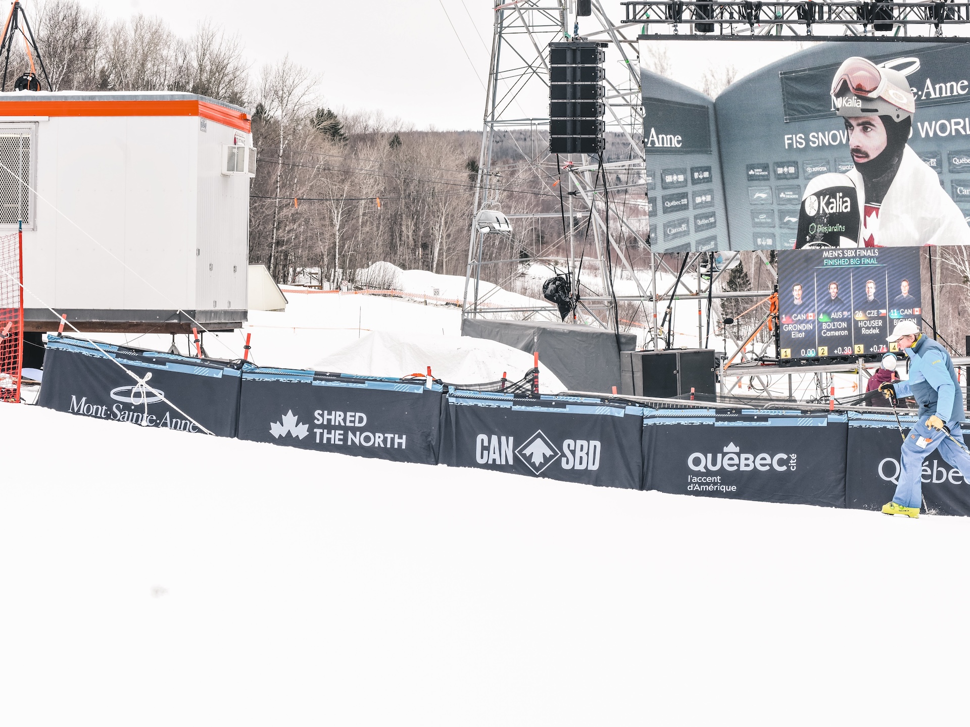 Roulotte de chantier installée près d’un parcours de snowboard pour soutenir l’organisation d’un événement extérieur temporaire.